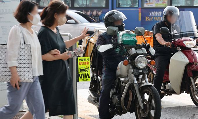 서울 시내의 한 우회전 차로에 우회전 시 일단멈춤 표시판이 설치돼 있다. 연합뉴스