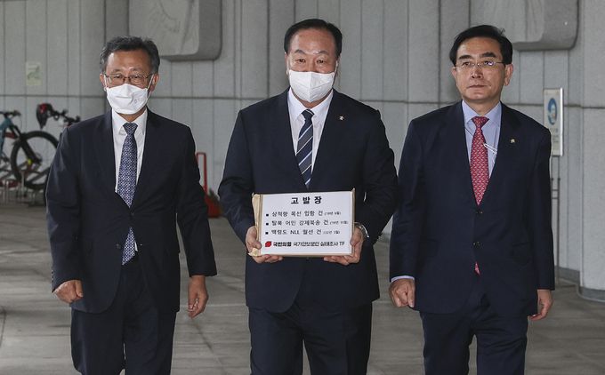 한기호(가운데) 국민의힘 국가안보문란 실태조사 TF 위원장과 태영호(오른쪽) TF 위원이 지난 19일 서울 서초구 대검찰청에서 삼척항 목선 입항 건, 탈북 어민 강제 북송 건, 백령도 NLL 월선 건에 대한 고발장을 제출하기 위해 민원실로 향하고 있는 모습. 국회사진기자단