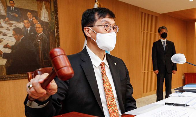 이창용 한국은행 총재가 지난 7월 13일 서울 중구 한국은행에서 열린 금융통화위원회 본회의에서 의사봉을 두드리고 있다. 공동취재사진