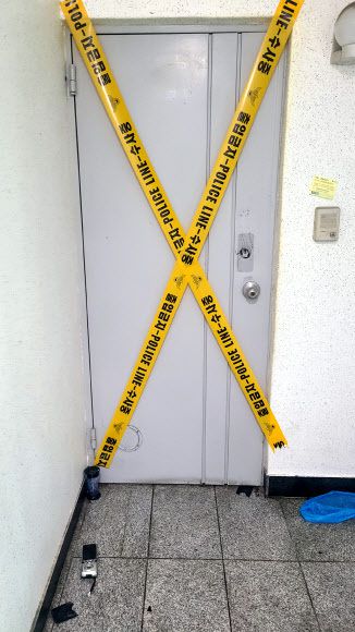 숨진 세 모녀가 발견된 수원시 권선구 한 연립주택에 경찰이 설치한 폴리스라인 테이프가 보이고 있다. 뉴스1