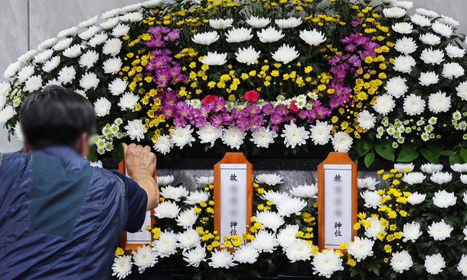 암·희귀병 투병 투병과 생활고에도 불구하고 복지서비스의 도움을 받지 못하고 세상을 떠난 '수원 세 모녀' 빈소가 24일 오후 경기도 수원시 권선구 수원중앙병원 장례식장에 마련되고 있다. 세 모녀의 장례는 수원시 공영장례로 치러진다. 연합뉴스