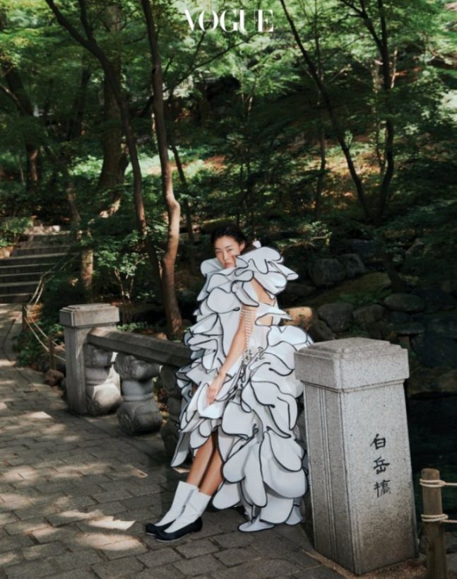모델 한혜진이 청와대에서 일본 브랜드 류노스케 오카자키의 드레스를 입고 포즈를 취한 패션 화보. 보그 코리아 제공