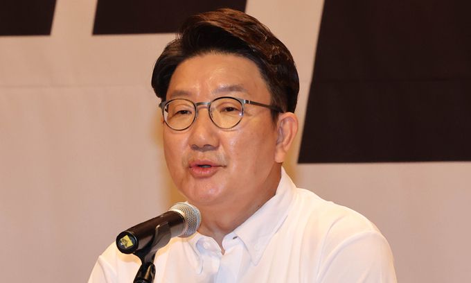 국민의힘 권성동 원내대표가 25일 충남 천안시 재능교육연수원에서 열린 '2022 국회의원 연찬회'에서 개회사를 하고 있다. 연합뉴스