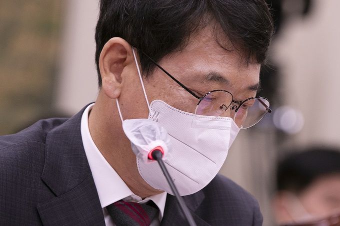 최응천 문화재청장이 25일 국회에서 열린 문화체육관광위원회 전체회의에서 최근 보그 잡지의 청와대 화보 촬영에 대한 의원 질의에 답을 하던 중 생각에 잠겨 있다. 연합뉴스