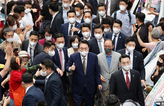 윤석열 대통령이 26일 대구 중구 서문시장을 방문해 장바구니를 들고 상인 및 시민들과 인사하고 있다. 대구=뉴시스