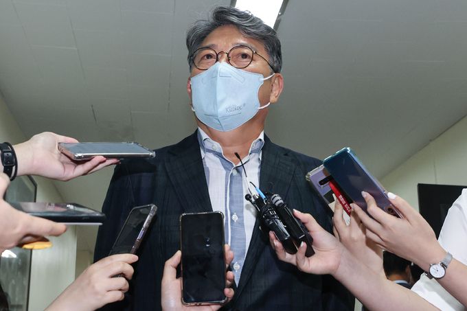 곽재선 KG그룹 곽재선 회장이 26일 서초구 서울회생법원에서 열린 쌍용자동차 관계인집회가 끝난 뒤 취재진과 질의·응답을 하고 있다. 연합뉴스