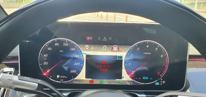 벤츠 ‘S클래스’에서 발생한 시동꺼짐 현상, 계기판에 ‘비상 정지가 작동됨’이라는 문구가 표시돼 있다. 제보자 제공