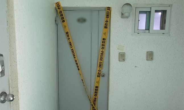 수원 세 모녀가 살던 경기 수원시 권선구의 한 다세대 주택 1층 집 현관문에 엑스자 형태로 폴리스라인이 쳐져 있는 모습. 연합뉴스