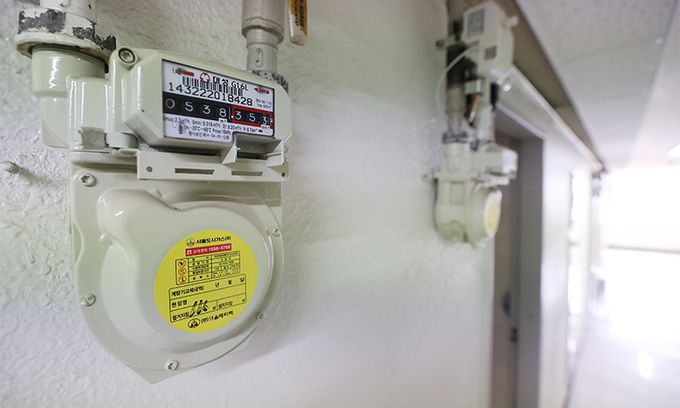 국제 천연가스 가격이 치솟고 원/달러 환율도 급등하면서 도시가스 요금이 또다시 인상될 것으로 보여 국민 부담이 가중될 전망이다. 사진은 29일 서울 한 건물 도시가스 계량기. 연합뉴스