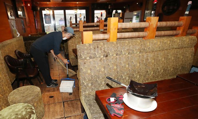 29일 서울 중구 충무로 주점에서 고용인 없이 운영하는 자영업자가 영업 시작을 준비하고 있다. 뉴시스