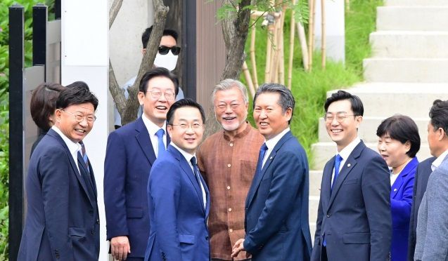 문재인 전 대통령(뒷줄 오른쪽)이 29일 오후 경남 양산시 하북면 지산리 평산마을 사저를 찾은 더불어민주당 이재명 신임 대표(〃 가운데)를 비롯한 지도부들과 함께 지지자들을 향해 환한 미소를 짓고 있다. 양산=뉴스1