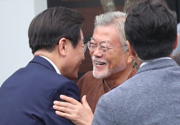 문재인 전 대통령(가운데)이 29일 오후 경남 양산시 하북면 지산리 평산마을 사저를 찾은 이재명 더불어민주당 신임 대표(왼쪽)를 문 밖으로 나와 맞이하고 있다. 양산=뉴스1