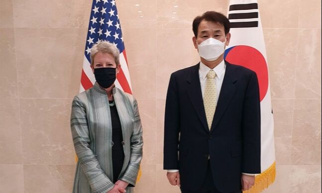 2021년 3월 미국 워싱턴에서 열린 한·미 방위비분담특별협정(SMA) 관련 회의에 참석한 정은보 당시 한·미 방위비분담협상대사(오른쪽)와 미국 측 대표 도나 웰튼. 세계일보 자료사진