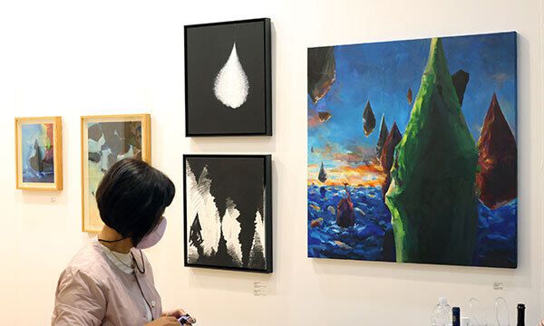 지난 1일 서울 강남구 세텍(SETEC)에서 개막한 키아프 플러스(Kiaf PLUS) 아트페어에서 관람객이 작품을 둘러보고 있다. 뉴시스