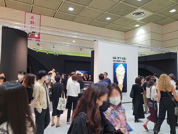 프리즈는 국내 대기업이 스폰서로 나선 모습도 보였다. LG전자가 프리즈를 후원하면서 해외 작가 아니쉬카푸어, 밸리엑스볼과 협업한 작품으로 자사 TV를 홍보하는 부스를 마련한 모습. LG 그룹 계열사들은 키아프 후원사에는 이름을 올리지 않았다. 김예진 기자