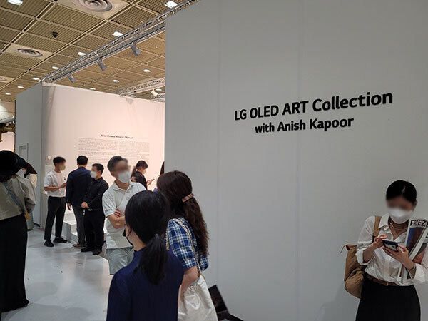 프리즈는 국내 대기업이 스폰서로 나선 모습도 보였다. LG전자가 프리즈를 후원하면서 해외 작가 아니쉬카푸어, 밸리엑스볼과 협업한 작품으로 자사 TV를 홍보하는 부스를 마련한 모습. LG 그룹 계열사들은 키아프 후원사에는 이름을 올리지 않았다. 김예진 기자