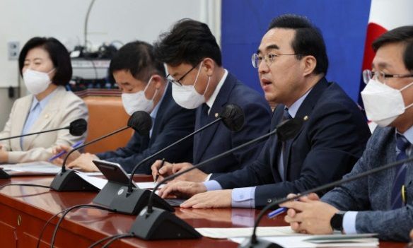 박홍근 더불어민주당 원내대표(오른쪽에서 두번째)가 6일 오전 국회에서 열린 원내대책회의에 참석해 발언하고 있다. 연합뉴스