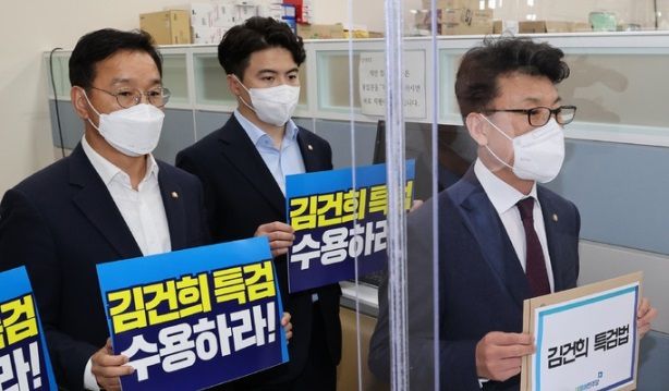 더불어민주당 진성준 원내수석부대표(오른쪽)와 의원들이 7일 오후 서울 여의도 국회 의안과에 윤석열 대통령 부인 김건희 여사의 주가 조작, 허위 경력, 뇌물성 후원 사건 등의 진상 규명을 골자로 한 이른바 ‘김건희 특별검사법’을 제출하고 있다. 뉴시스