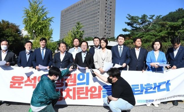 더불어민주당 윤석열 정권 정치탄압대책위원회가 야당 인사 및 전 정부 인사에 대한 정치탄압·부당 편파수사와 김건희 여사에 대한 면죄부성 수사에 대해 항의하기 위해 8일 서울 서초구 서울중앙지방검찰청을 방문해 취재진에게 입장을 발표하고 있다. 이 자리에는 박범계 정치탄압대책위원장 및 더불어민주당 의원 10여 명이 참석했지만 서울중앙지검장을 만나지는 못했다. 뉴시스