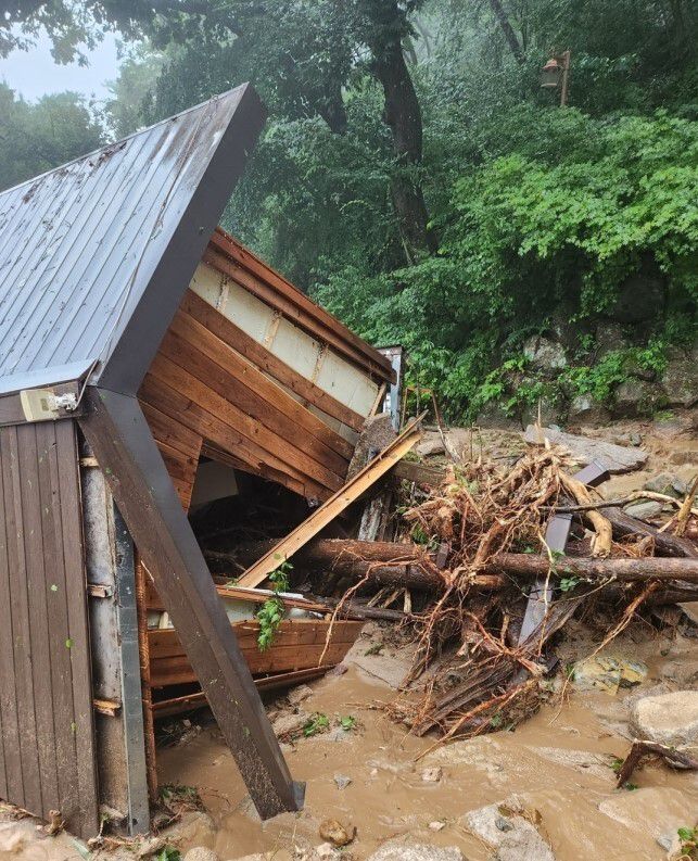 석굴암 경내 화장실이 완파된 모습. 문화재청 제공