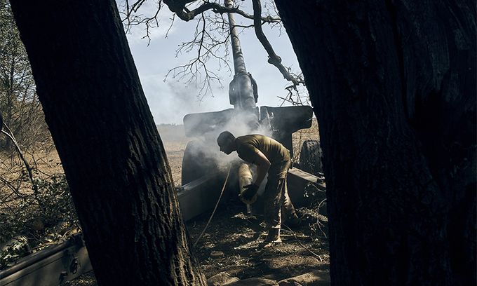 3일(현지시간) 우크라이나 동부 도네츠크 지역에서 한 병사가 전선을 향해 발포하고 있다. AP연합뉴스