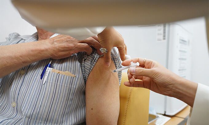 한 어르신이 신종 코로나 바이러스 감염증(코로나19) 백신을 접종하고 있다. 뉴스1