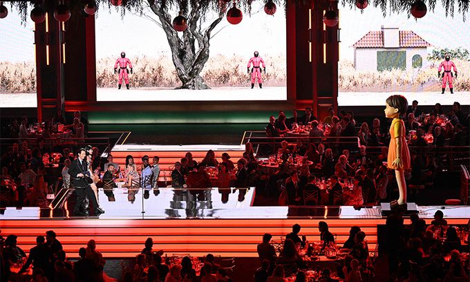 “무궁화 꽃이 피었습니다∼” 74년 역사를 지닌 미국 에미상 시상식이 열린 12일(현지시간) 미국 로스앤젤레스 마이크로소프트 극장 무대에 ‘오징어 게임’ 속 술래 인형인 ‘영희’가 등장했다. 오징어 게임에서 열연한 배우 이정재와 정호연이 영희 앞에서 세계인을 사로잡은 극 중 ‘무궁화 꽃이 피었습니다’ 게임을 재연하고 있다. 로스앤젤레스=AFP연합뉴스