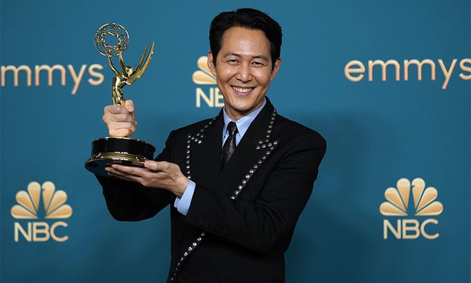 드라마 '오징어 게임'으로 제74회 에미상 드라마 시리즈 부문 남우주연상을 받은 이정재가 12일(현지시간) 미국 로스앤젤레스 마이크로소프트 시어터의 프레스룸에서 트로피를 들고 활짝 미소 짓고 있다. 로스앤젤레스=AP연합뉴스