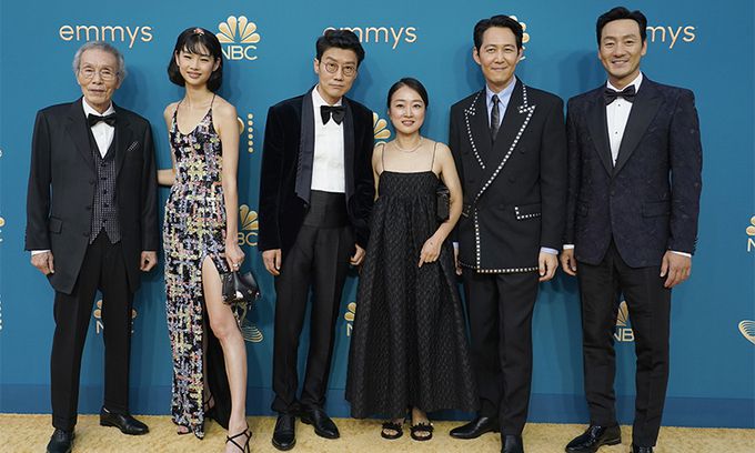 영광의 얼굴들 미국 에미상 74년 역사에서 비영어권 드라마로 6관왕을 차지하는 신기원을 세운 ‘오징어 게임’ 주역들이 12일(현지시간) 제74회 에미 시상식 포토월에서 기념 촬영을 하고 있다. 왼쪽부터 배우 오영수, 정호연, 황동혁 감독, 김지연 싸이런픽쳐스 대표, 배우 이정재, 박해수. 로스앤젤레스=AP연합뉴스