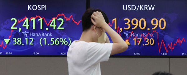 미국발 물가 충격에 코스피가 급락하고 원·달러 환율이 급등한 채로 마감한 14일 서울 중구 하나은행딜링룸에서 직원이 머리를 감싸쥐고 있다. 이날 서울외환시장에서 원·달러 환율은 13년5개월여 만에 1390원대를 돌파했고, 코스피는 전 거래일보다 1.56% 내린 2411.42에 장을 마쳤다. 남정탁 기자