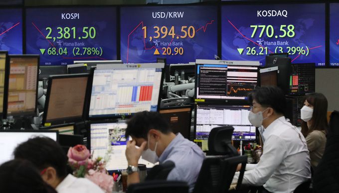 14일 오전 서울 중구 하나은행 딜링룸 전광판에 지수가 표시되고 있다. 뉴스1