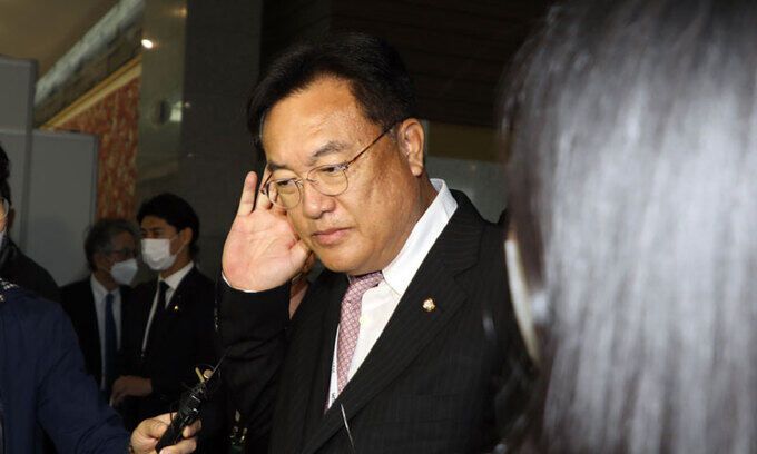 정진석 국민의힘 비상대책위원장이 15일 오후 제주 서귀포시 제주국제컨벤션센터에서 열린 제17회 제주포럼에서 취재진의 질문에 귀를 기울이고 있다. 뉴스1