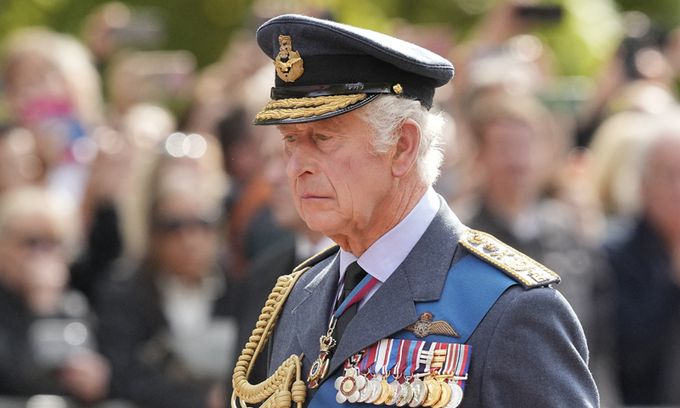 찰스 3세 영국 국왕이 지난 14일(현지시간) 영국 런던 버킹엄궁에서 엘리자베스 2세 여왕의 웨스트민스터 사원으로 운구 행렬을 따라가고 있다. AP뉴시스