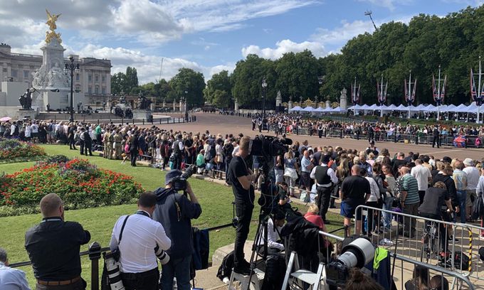 지난 15일(현지시간) 영국 런던 버킹엄궁 앞 취재구역에서 영국과 외국 언론사 소속 기자들이 행사를 기다리고 있다. 연합뉴스