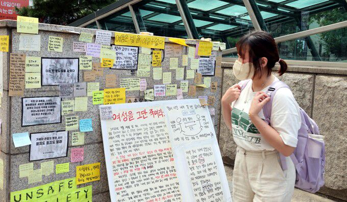 18일 서울 지하철 신당역 앞에 마련된 '역무원 스토킹 피살 사건' 추모공간에서 시민들이 피해자에 대한 추모를 하고 있다.