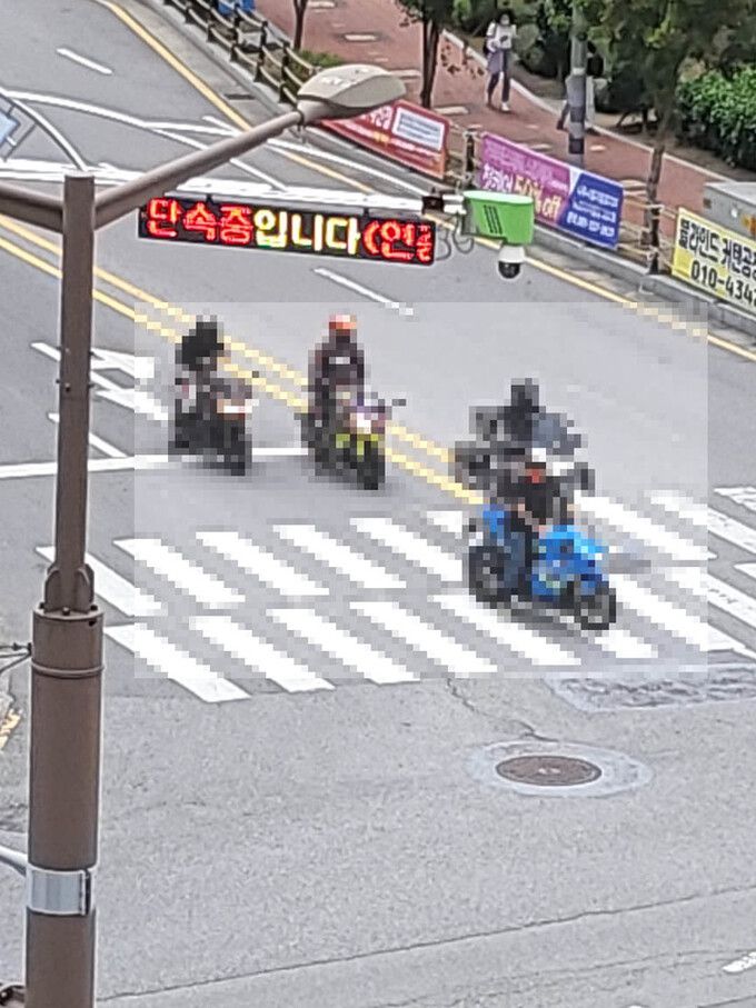 나주혁신도시 도심을 굉음을 내며 질주하는 오토바이 동호회 무리. 나주=뉴시스