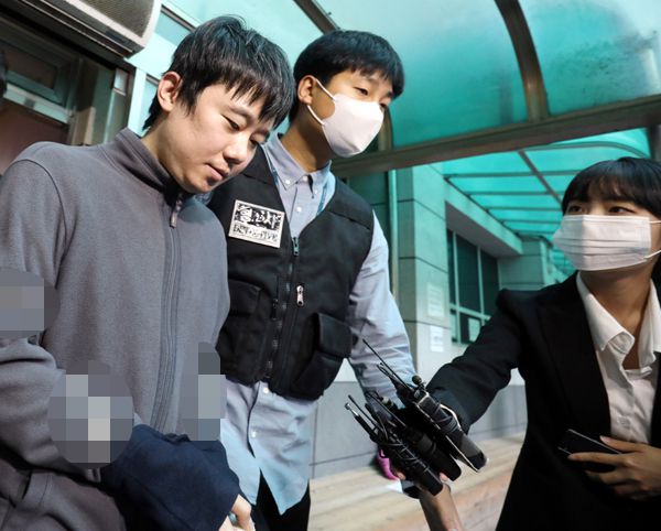 신당역 스토킹 살인사건 가해자 전주환이 21일 서울 중구 남대문경찰서에서 서울중앙지검으로 구속송치 되고 있다. 서상배 선임기자