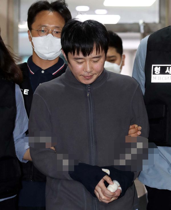 신당역 살인사건' 피의자 전주환이 21일 오전 서울 중구 남대문경철서에서 서울중앙지검으로 송치되고 있다. 전주환은 지난 14일 오후 9시쯤 신당역 여자화장실에서 여성 역무원 A씨(28)를 흉기로 숨지게 한 혐의를 받고 있다. 한편 경찰은 특정강력범죄 피의자 신상정보 공개 심의위원회를 열어 전씨 이름과 사진을 공개하기로 결정했다. 서상배 선임기자