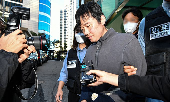 21일 신당역 살해 피의자 전주환이 남대문경찰서에서 검찰로 이송되고 있다. 경찰은 신당역 여자 화장실에서 스토킹하던 20대 여성 역무원을 살해한 혐의로 구속한 전주환을 검찰로 송치했다. 연합뉴스