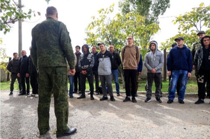 러시아 서부 볼고그라드의 한 군부대 훈련소에서 지난 21일(현지시간) 동원령에 따라 입대한 남성들이 줄을 서서 군 간부에게 설명을 듣고 있다. 볼고그라드=타스연합뉴스