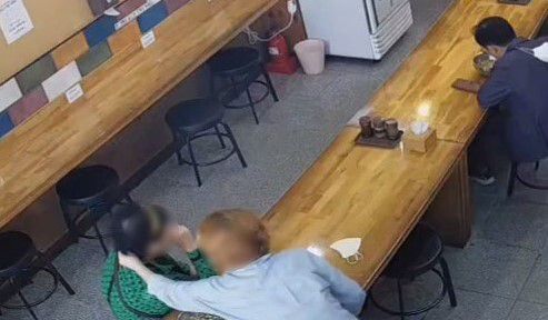 지난 21일 오후 3시30분쯤 인천 서구의 한 분식집에서 여성 손님 2명 중 1명이 식사를 하던 중 머리카락을 뽑아 음식에 집어넣었다. 연합뉴스
