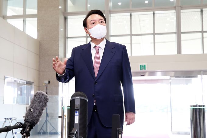 윤석열 대통령이 26일 오전 용산 대통령실 청사에서 가진 출근길 문답(도어스테핑)에서 영국·미국·캐나다 순방 소회를 밝히고 있다. 뉴스1