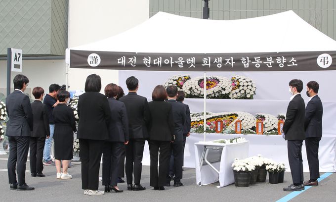 28일 대전 유성구 현대아울렛 화재 현장에 마련된 희생자 합동분향소에서 서구 의원들이 조문하고 있다. 뉴스1