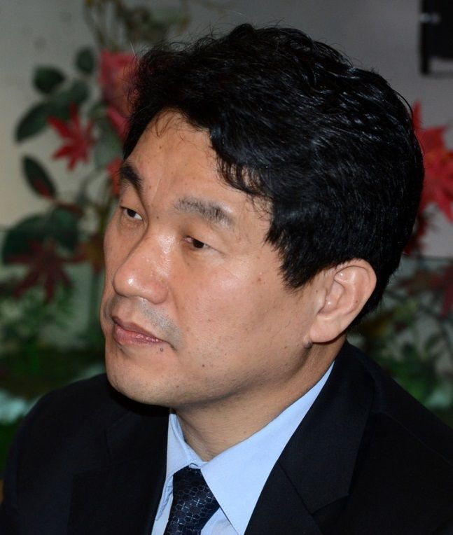 2013년 1월 이주호 당시 교육과학기술부 장관이 서울 서대문구 창천동 한 음식점에서 열린 대학생 주거안정대책 간담회에서 한 학생의 의견을 청취하고 있다. 뉴시스