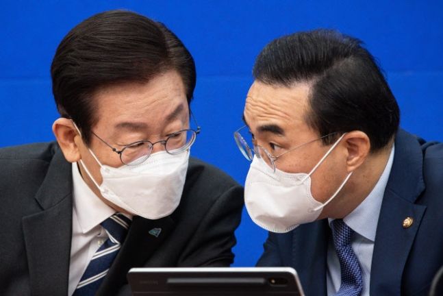 이재명(왼쪽) 더불어민주당 대표와 박홍근 원내대표가 7일 서울 여의도 국회에서 열린 최고위원회의에서 대화를 나누고 있다. 뉴스1