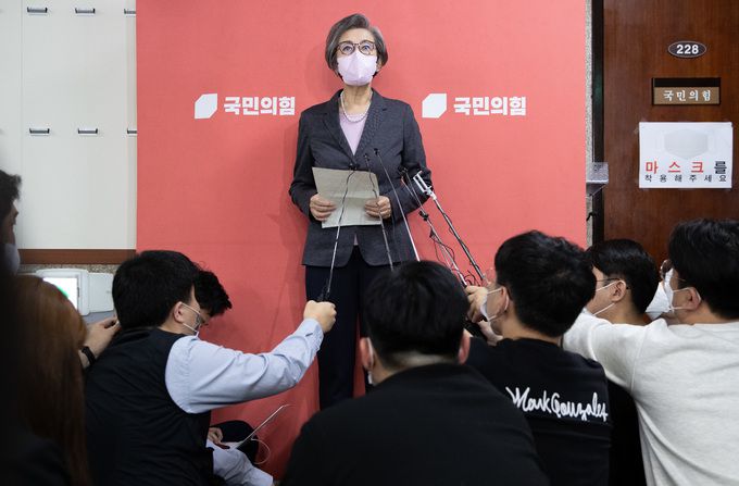 국민의힘 이양희 윤리위원장이 지난 6일 서울 여의도 국회에서 열린 윤리위 전체회의에 앞서 취재진 물음에 답하고 있다. 윤리위는 7일 새벽 이준석 전 대표에게 당원권 정지 1년 추가징계를 내리기로 결정했다. 뉴스1