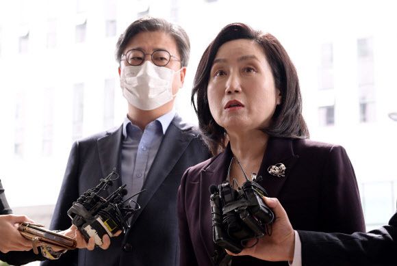 지난 9월28일 서울 양천구 서울남부지법에서 전주혜 국민의힘 비상대책위원(오른쪽)이 이준석 전 대표가 낸 정진석 비대위 직무정지 관련 가처분 심문에 변론을 하기 위해 법원으로 들어가기 전 기자들의 질문에 답변을 하고 있다. 왼쪽은 김종혁 비대위원. 국회 사진기자단