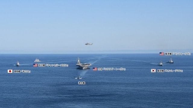 한미일 대잠전 훈련에 참여한 전력들이 지난달 30일 동해 공해상에서 기동훈련을 하고 있다. 일본 방위성 제공. 도쿄=연합뉴스