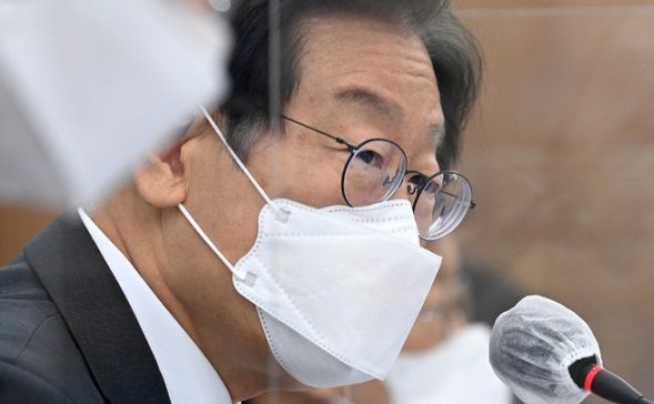 이재명 더불어민주당 대표가 4일 서울 용산구 국방부 청사에서 열린 국회 국방위원회 국정감사에서 이종섭 국방부 장관에게 질의를 하고 있다. 국회 사진기자단