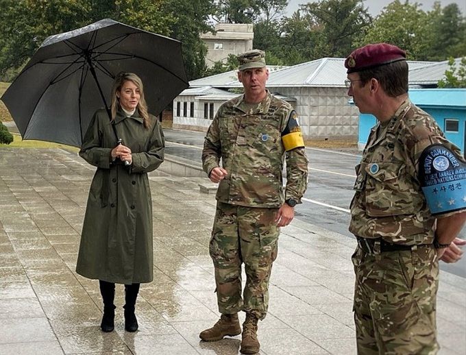 멜라니 졸리 캐나다 외교부 장관(왼쪽)이 9일 비가 내리는 궂은 날씨에도 유엔군사령부 관계자들의 안내를 받으며 판문점을 둘러보고 있다. 오른쪽은 앤드루 해리슨 유엔사 부사령관. 유엔사 SNS 캡처